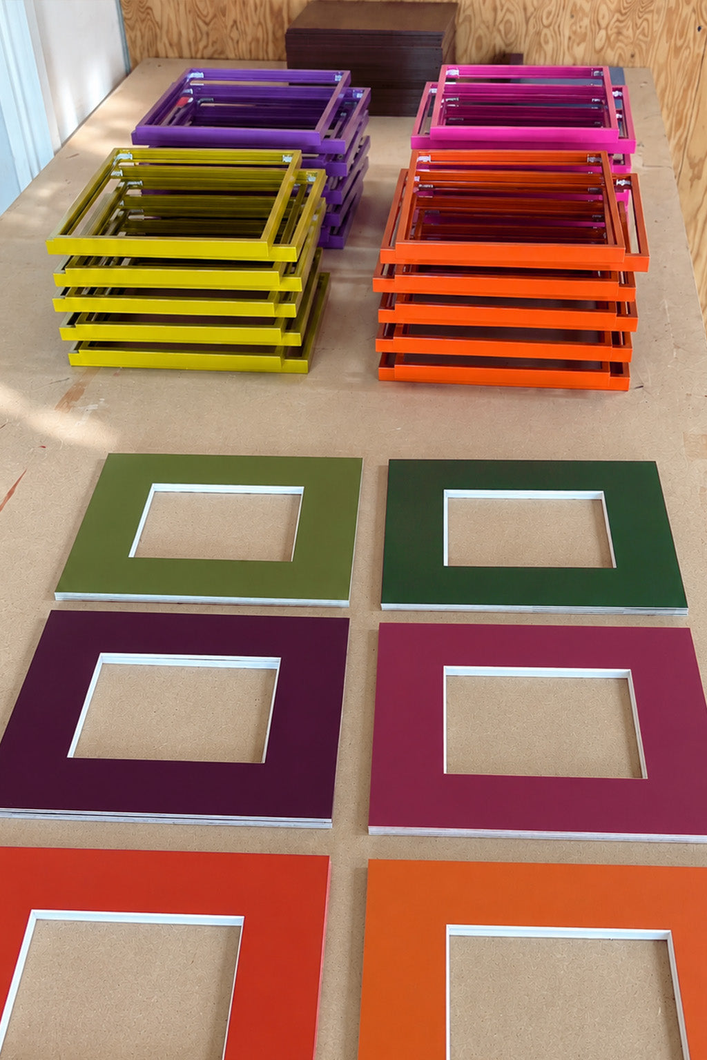 Creative collage art workshop near Utrecht by Marijn Vink, former co-founder of Enkel Art Studio, with colourful hand-printed papers, shapes and composition.